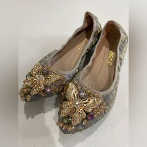 Guansitu Jeweled Slip on
